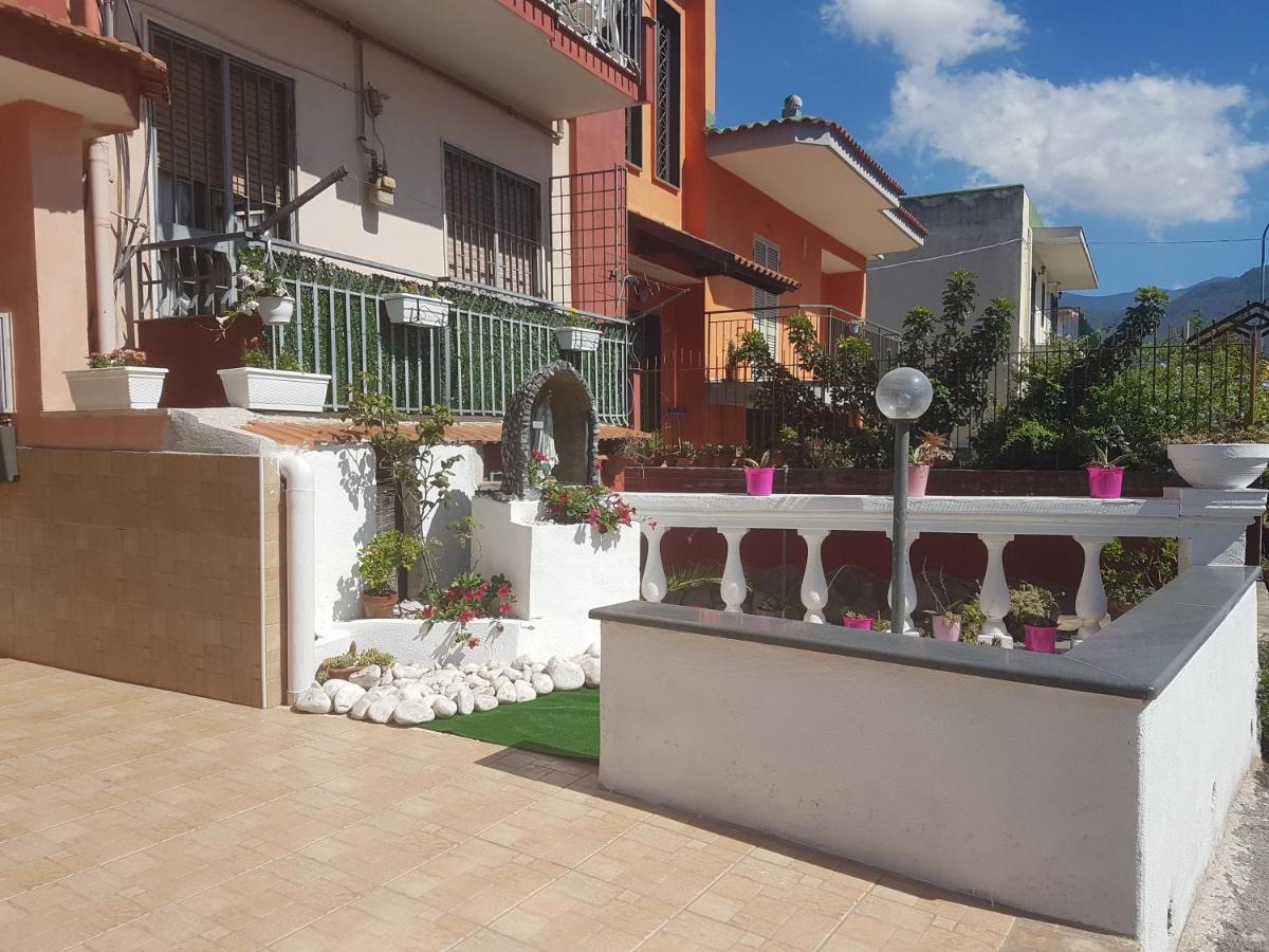 Iris Appartamenti Santa Maria La Carita Bagian luar foto